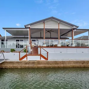 Stunning 4br House With Pool & Waterfront View Gold Coast