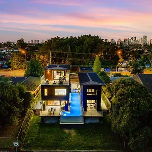 Brand New Modern 8 Bedroom In City Centre - Heated Modern Infinity Pool Gold Coast